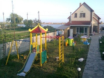 Игровой комплекс у частного дома: плюсы и минусы