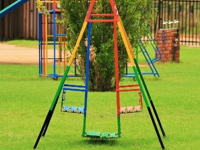 Почему следует купить детские качели для улицы